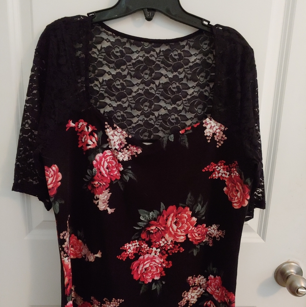 Beautiful Torrid Floral & Stretch Lace Top EUC - Picture 1 of 5